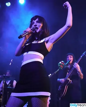 Lauren Mayberry / laurenevemayberry nude photo #0481