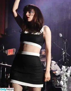 Lauren Mayberry / laurenevemayberry nude photo #0483