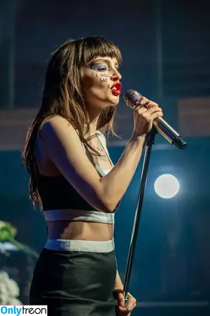 Lauren Mayberry / laurenevemayberry nude photo #0485