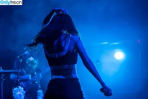 Lauren Mayberry / laurenevemayberry nude photo #0486