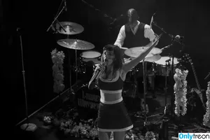 Lauren Mayberry / laurenevemayberry nude photo #0488