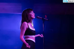 Lauren Mayberry / laurenevemayberry nude photo #0490