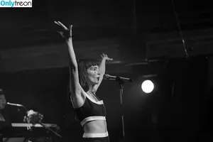 Lauren Mayberry / laurenevemayberry nude photo #0491
