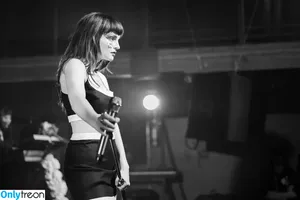 Lauren Mayberry / laurenevemayberry nude photo #0493