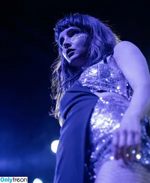 Lauren Mayberry / laurenevemayberry nude photo #0495