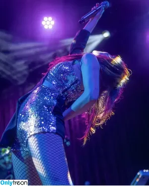 Lauren Mayberry / laurenevemayberry nude photo #0496