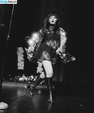 Lauren Mayberry / laurenevemayberry nude photo #0500