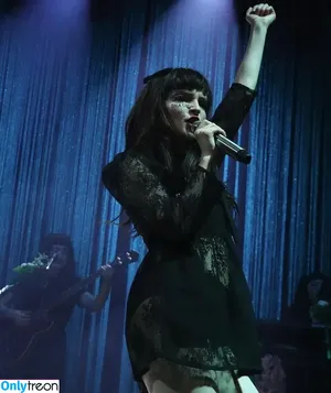 Lauren Mayberry / laurenevemayberry nude photo #0503