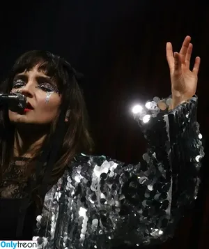 Lauren Mayberry / laurenevemayberry nude photo #0505