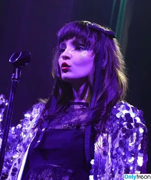 Lauren Mayberry / laurenevemayberry nude photo #0508