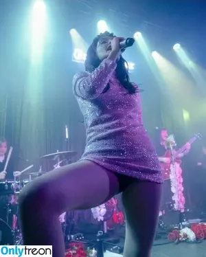 Lauren Mayberry / laurenevemayberry nude photo #0515