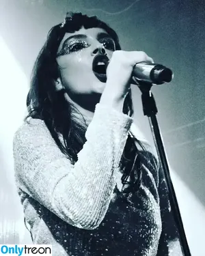 Lauren Mayberry / laurenevemayberry nude photo #0516