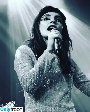 Lauren Mayberry / laurenevemayberry nude photo #0517