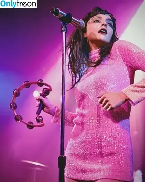 Lauren Mayberry / laurenevemayberry nude photo #0520