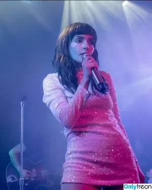 Lauren Mayberry / laurenevemayberry nude photo #0522