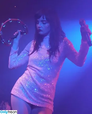 Lauren Mayberry / laurenevemayberry nude photo #0525