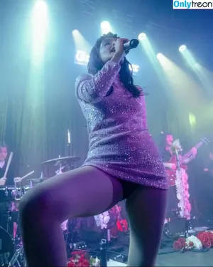 Lauren Mayberry / laurenevemayberry nude photo #0528