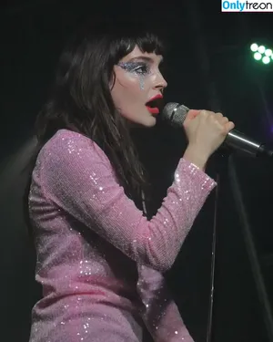 Lauren Mayberry / laurenevemayberry nude photo #0533