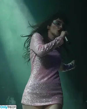 Lauren Mayberry / laurenevemayberry nude photo #0536