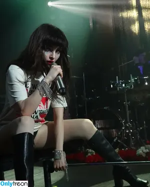 Lauren Mayberry / laurenevemayberry nude photo #0539