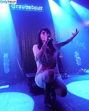 Lauren Mayberry / laurenevemayberry nude photo #0544