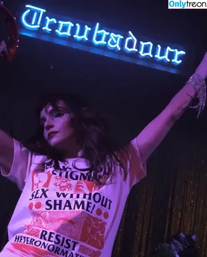 Lauren Mayberry / laurenevemayberry nude photo #0545