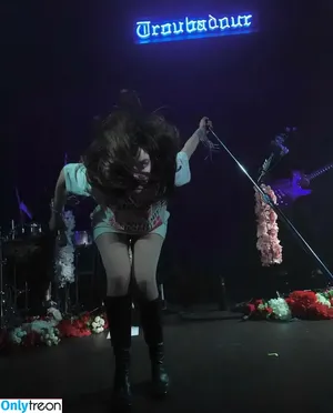 Lauren Mayberry / laurenevemayberry nude photo #0548