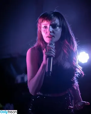 Lauren Mayberry / laurenevemayberry nude photo #0553