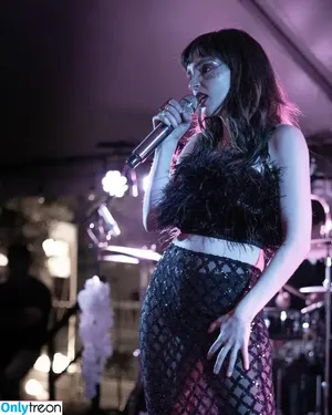 Lauren Mayberry / laurenevemayberry nude photo #0554