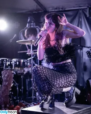 Lauren Mayberry / laurenevemayberry nude photo #0556
