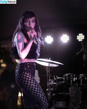 Lauren Mayberry / laurenevemayberry nude photo #0557