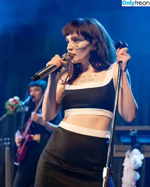 Lauren Mayberry / laurenevemayberry nude photo #0564