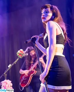 Lauren Mayberry / laurenevemayberry nude photo #0567