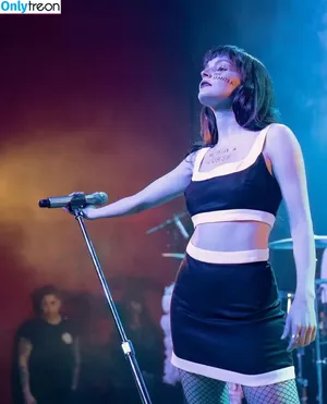 Lauren Mayberry / laurenevemayberry nude photo #0568