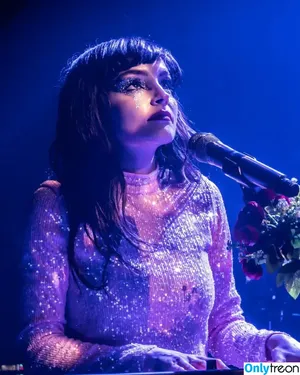 Lauren Mayberry / laurenevemayberry nude photo #0574