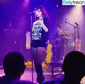 Lauren Mayberry / laurenevemayberry nude photo #0580