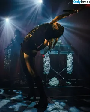 Lauren Mayberry / laurenevemayberry nude photo #0582