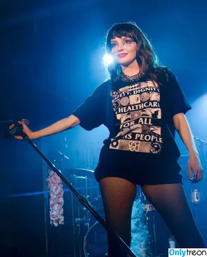 Lauren Mayberry / laurenevemayberry nude photo #0583