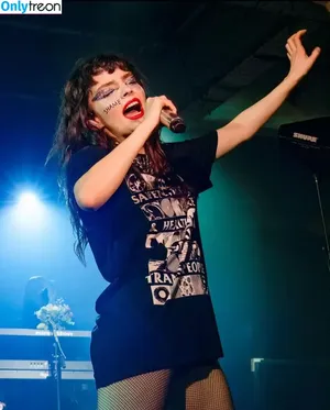 Lauren Mayberry / laurenevemayberry nude photo #0584