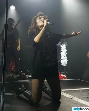 Lauren Mayberry / laurenevemayberry nude photo #0585