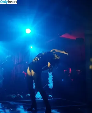 Lauren Mayberry / laurenevemayberry nude photo #0586