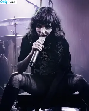 Lauren Mayberry / laurenevemayberry nude photo #0588