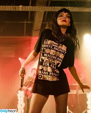 Lauren Mayberry / laurenevemayberry nude photo #0589