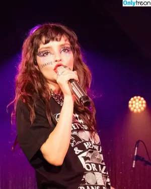 Lauren Mayberry / laurenevemayberry nude photo #0590