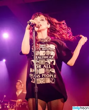 Lauren Mayberry / laurenevemayberry nude photo #0591