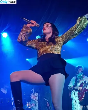 Lauren Mayberry / laurenevemayberry nude photo #0596