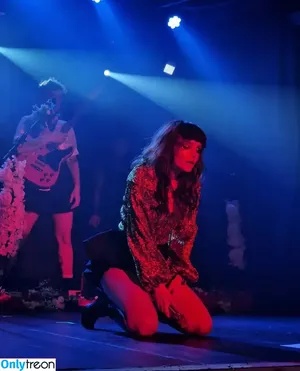 Lauren Mayberry / laurenevemayberry nude photo #0600