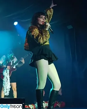 Lauren Mayberry / laurenevemayberry nude photo #0603