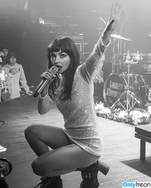 Lauren Mayberry / laurenevemayberry nude photo #0604