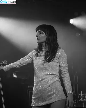 Lauren Mayberry / laurenevemayberry nude photo #0607